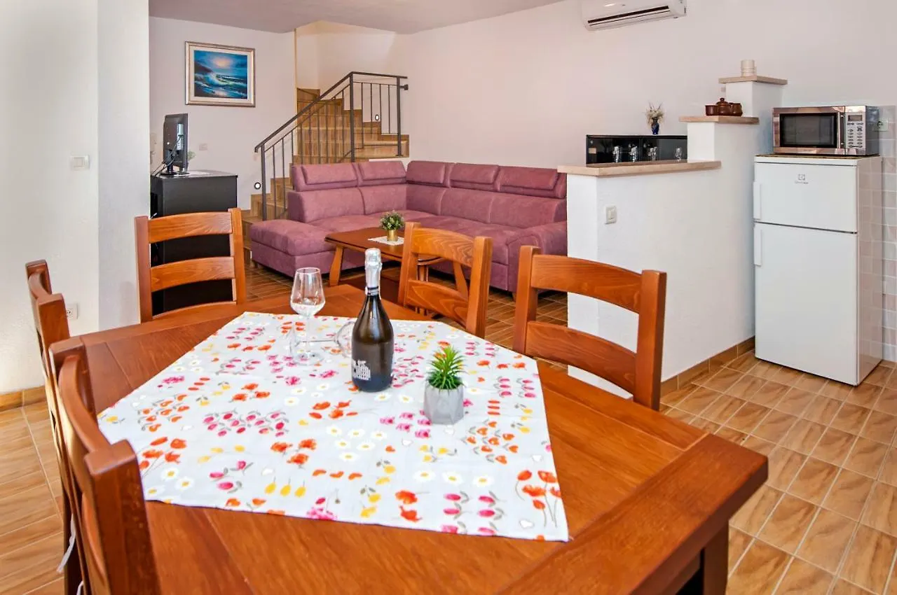 Guesthouse Ancient Stone Rovinj 4*,  Croácia